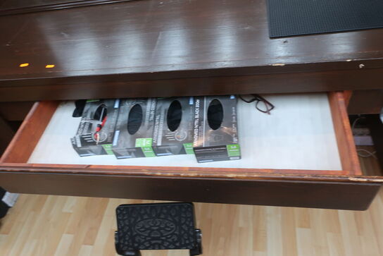 Vægmonteret møbel med spejl med bl.a. ventilator, varelager, hårtørrer, voks m.m. (indhold i reol i midten, medfølger ikke)