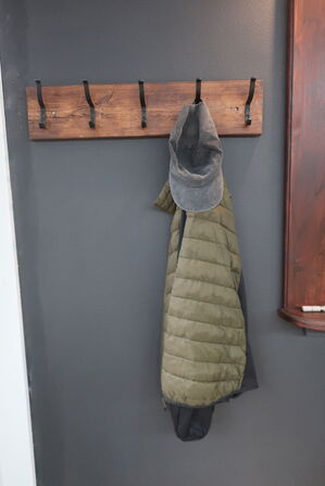 Vægreol, lysskilt samt knagerække