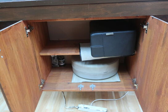 Vægmonteret møbel med spejl med bl.a. ventilator, varelager, hårtørrer, voks m.m. (indhold i reol i midten, medfølger ikke)