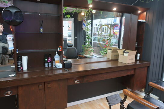 Vægmonteret møbel med spejl med bl.a. ventilator, varelager, hårtørrer, voks m.m. (indhold i reol i midten, medfølger ikke)