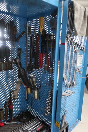 Værktøjsskab med indhold 