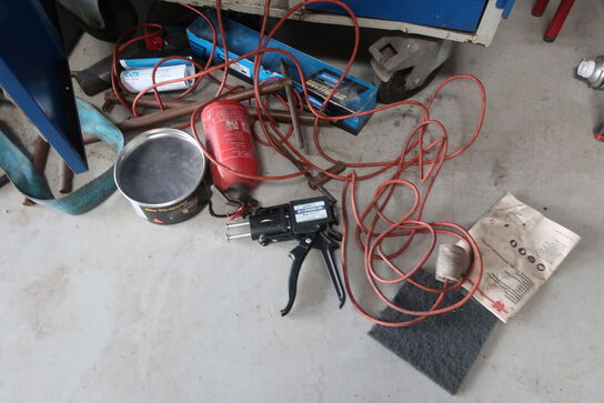 Værkstedsvogn samt skab med indhold 