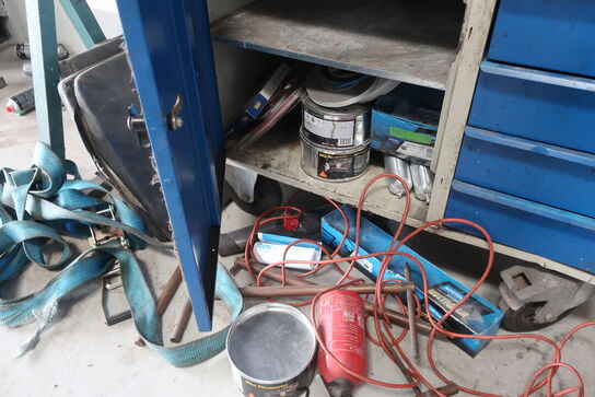 Værkstedsvogn samt skab med indhold 