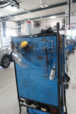 Værktøjsskab med indhold 