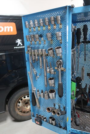 Værktøjsskab med indhold 