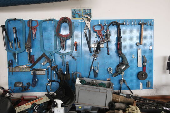 Værkstedsbord med indhold samt 2 stk. tavler 