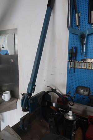 Værkstedsbord med indhold samt 2 stk. tavler 