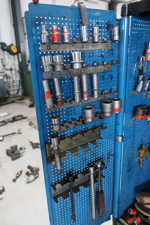 Værktøjsskab med indhold 