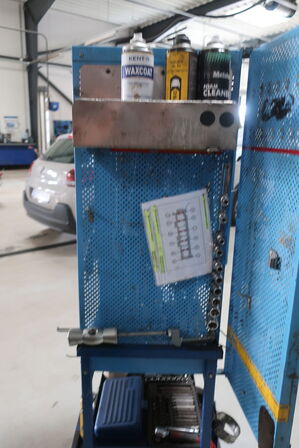 Værktøjsskab med indhold 