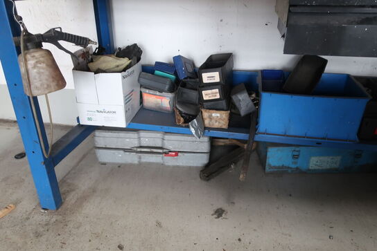 Værkstedsbord med indhold samt 2 stk. tavler 