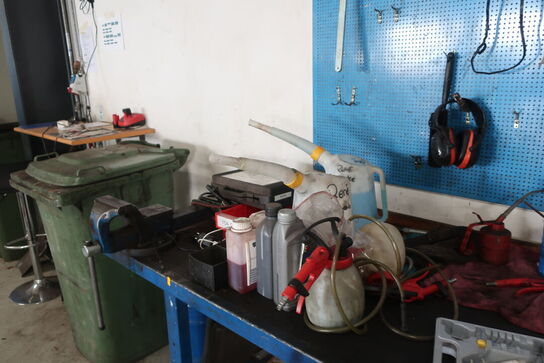 Værkstedsbord med indhold, tavle samt papirdispenser 