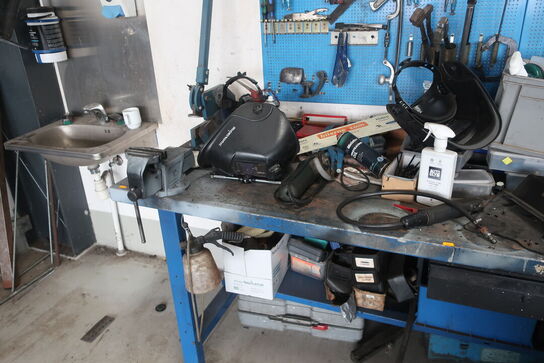 Værkstedsbord med indhold samt 2 stk. tavler 