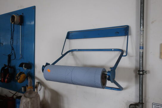 Værkstedsbord med indhold, tavle samt papirdispenser 