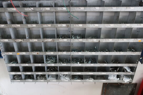 Sortimentsreol med indhold