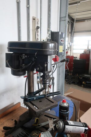 Værkstedsbord med indhold samt 2 stk. tavler 