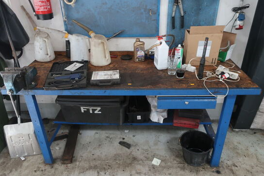 Værkstedsbord med indhold samt 2 stk. tavler 