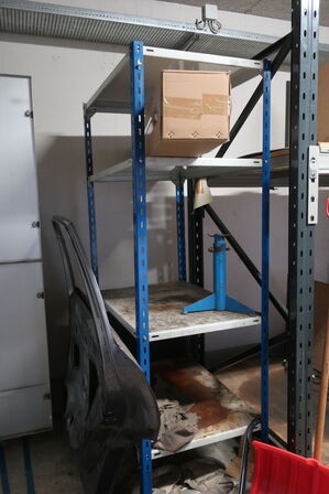 2 stk. reoler med indhold