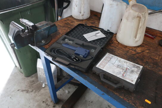 Værkstedsbord med indhold samt 2 stk. tavler 