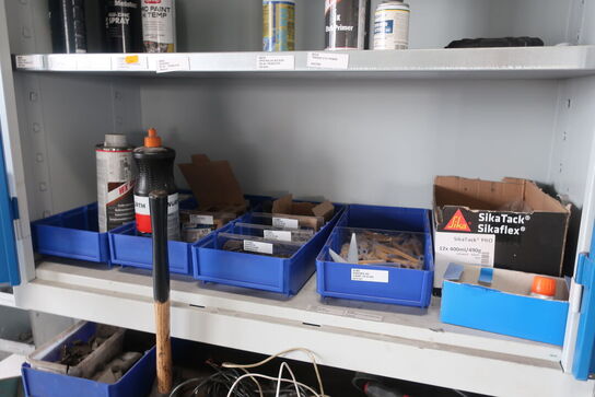 Værkstedsvogn samt skab med indhold 