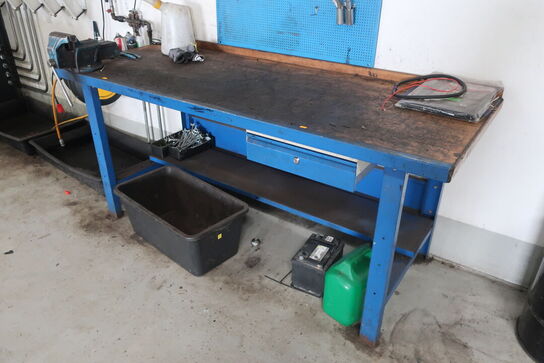 Arbejdsbord samt værktøjstavle 