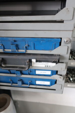 2 stk. sortimentsreoler med indhold 