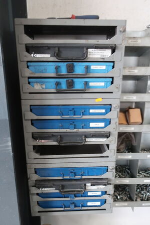 2 stk. sortimentsreoler med indhold 