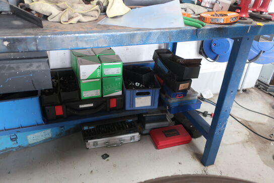 Værkstedsbord med indhold samt 2 stk. tavler 