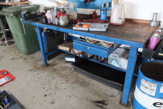 Værkstedsbord med indhold, tavle samt papirdispenser 