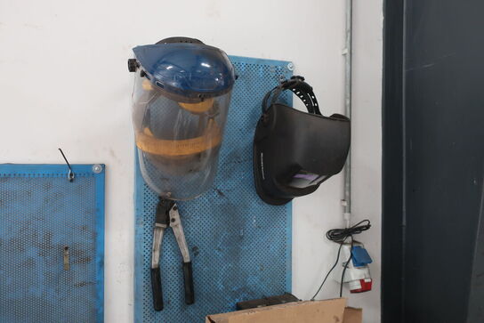 Værkstedsbord med indhold samt 2 stk. tavler 