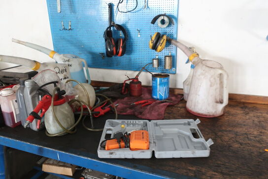 Værkstedsbord med indhold, tavle samt papirdispenser 