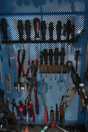 Værktøjsskab med indhold 