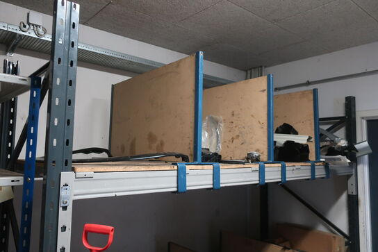 2 stk. reoler med indhold