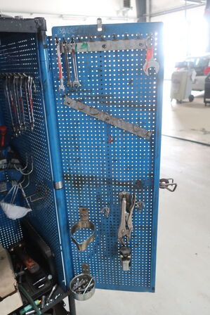 Værktøjsskab med indhold 