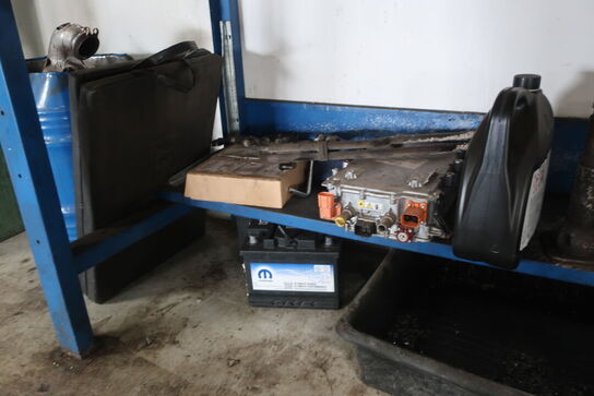 Værkstedsbord med indhold, tavle samt papirdispenser 