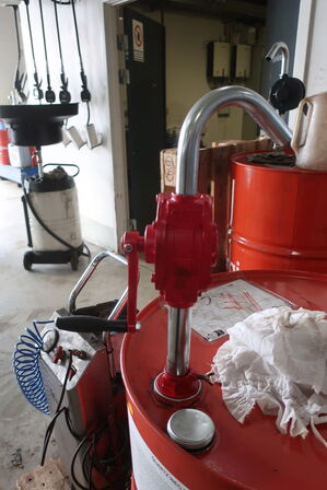 Cirka 140 liter motorolie QUARTZ INEO FIRST 0W30