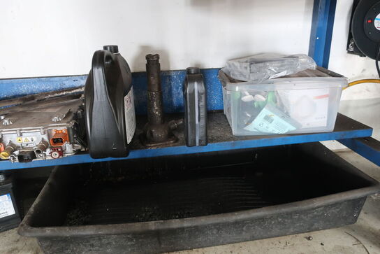 Værkstedsbord med indhold, tavle samt papirdispenser 