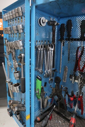 Værktøjsskab med indhold 