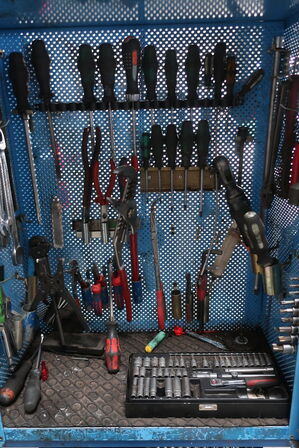 Værktøjsskab med indhold 