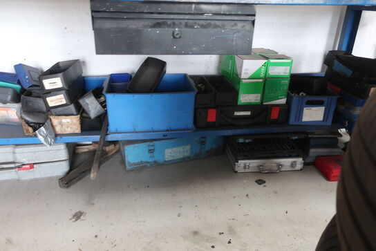 Værkstedsbord med indhold samt 2 stk. tavler 