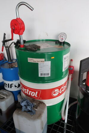 Ca. 40 liter motorolieCASTROL MAG. PROF. 0W20