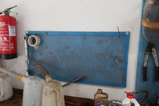 Værkstedsbord med indhold samt 2 stk. tavler 