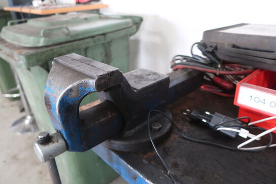 Værkstedsbord med indhold, tavle samt papirdispenser 