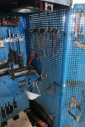 Værktøjsskab med indhold 