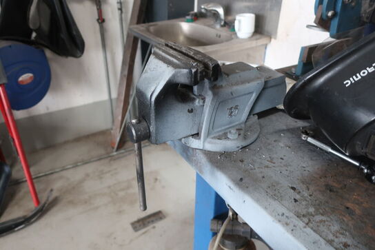 Værkstedsbord med indhold samt 2 stk. tavler 