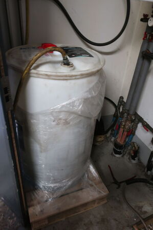 2 stk. reoler med indhold