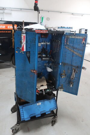 Værktøjsskab med indhold 