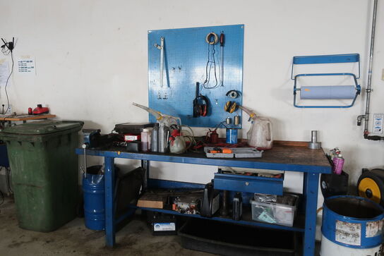 Værkstedsbord med indhold, tavle samt papirdispenser 