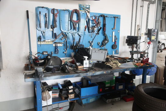 Værkstedsbord med indhold samt 2 stk. tavler 