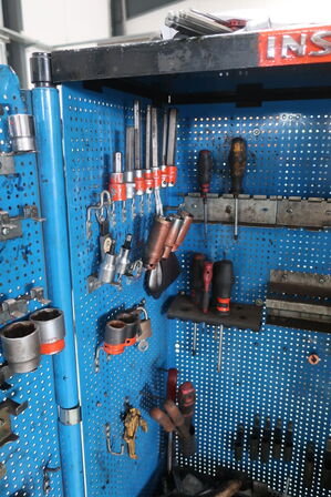 Værktøjsskab med indhold 