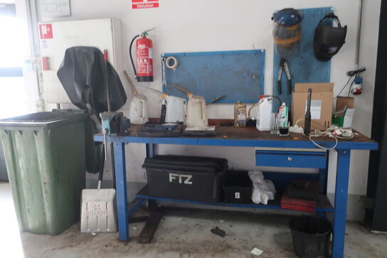 Værkstedsbord med indhold samt 2 stk. tavler 